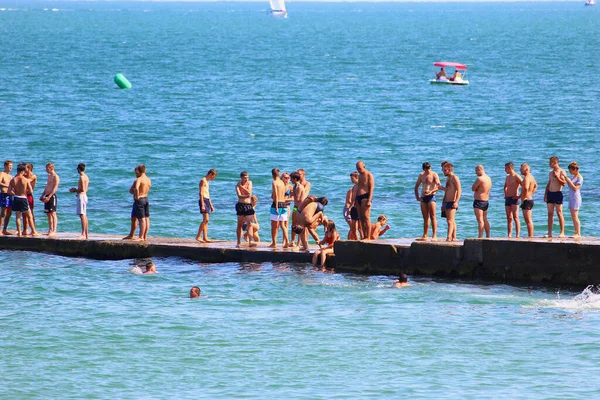 Odessa Ucrânia Julho 2019 Pessoas Praia Cidade Tomar Banho Sol — Fotografia de Stock