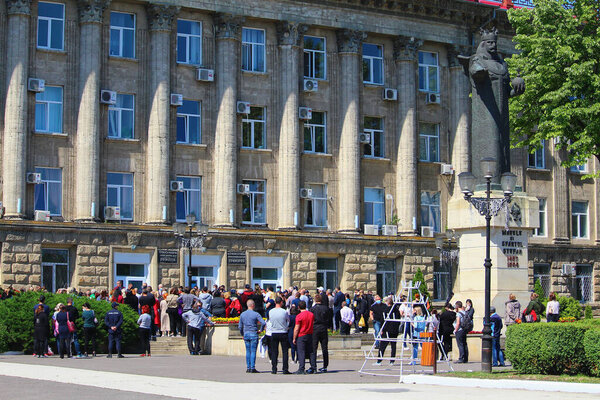 Бельцы Молдова 19 мая 2020 года Мирный протест у здания правительства против блокировки и несогласия с запретом малого бизнеса. Только польза для здоровья
