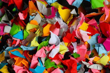 Çok renkli küçük kağıt parçaları, parlak renkli arkaplan