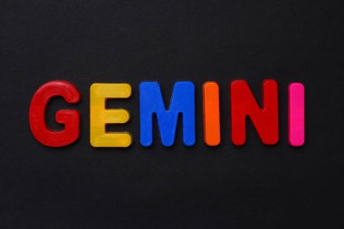 İkizler mesajı. Siyah dramatik bir arkaplanda parlak renkli neşeli harflerle yazılmış Zodiac yazısı. Alçakgönüllü. Burç TemasıComment