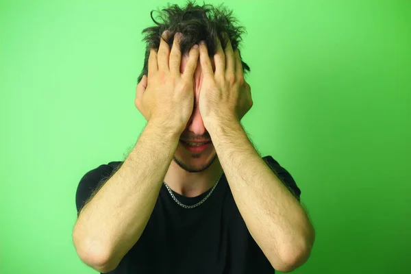 Расстроенный Молодой Человек Светло Зеленом Фоне Стены Эмоции Огорчения Горя — стоковое фото
