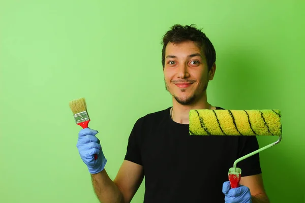 Feliz Pintor Decorador Segurando Uma Escova Rolo Suas Mãos Fundo — Fotografia de Stock