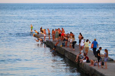 Odessa, Ukrayna. 27 Temmuz 2019. Şehir plajındaki insanlar turizm sezonunun ortasında güneşleniyor. Sadece Düzenleyici Kullan
