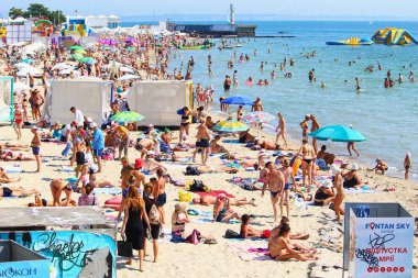 Odessa, Ukrayna 20 Temmuz 2019 'da şehir plajındaki insanlar turizm sezonunun ortasında güneşleniyor. Sadece Düzenleyici Kullan