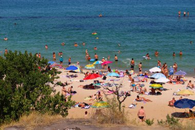 Odessa, Ukrayna 28 Temmuz 2019 'da şehir plajındaki insanlar turizm sezonunun ortasında güneşleniyor. Sadece Düzenleyici Kullan