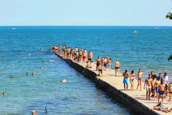 Odessa Ucrânia Julho 2019 Pessoas Praia Cidade Tomar Banho Sol — Fotografia de Stock