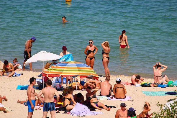 Odessa Ucrania Julio 2019 Gente Playa Ciudad Tomar Sol Medio — Foto de Stock