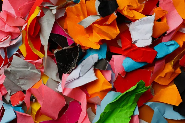 Çok renkli küçük kağıt parçaları, parlak renkli arkaplan