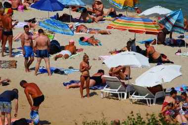 Odessa, Ukrayna 28 Temmuz 2019 'da şehir plajındaki insanlar turizm sezonunun ortasında güneşleniyor. Sadece Düzenleyici Kullan