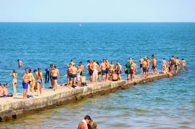Odessa, Ukrayna 28 Temmuz 2019 'da şehir plajındaki insanlar turizm sezonunun ortasında güneşleniyor. Sadece Düzenleyici Kullan