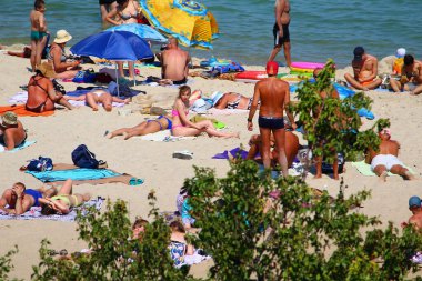 Odessa, Ukrayna 28 Temmuz 2019 'da şehir plajındaki insanlar turizm sezonunun ortasında güneşleniyor. Sadece Düzenleyici Kullan