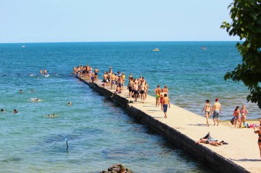 Odessa, Ukrayna 28 Temmuz 2019 'da şehir plajındaki insanlar turizm sezonunun ortasında güneşleniyor. Sadece Düzenleyici Kullan