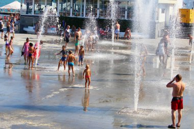 Odessa, Ukrayna 28 Temmuz 2019 'da şehir plajındaki insanlar turizm sezonunun ortasında güneşleniyor. Sadece Düzenleyici Kullan
