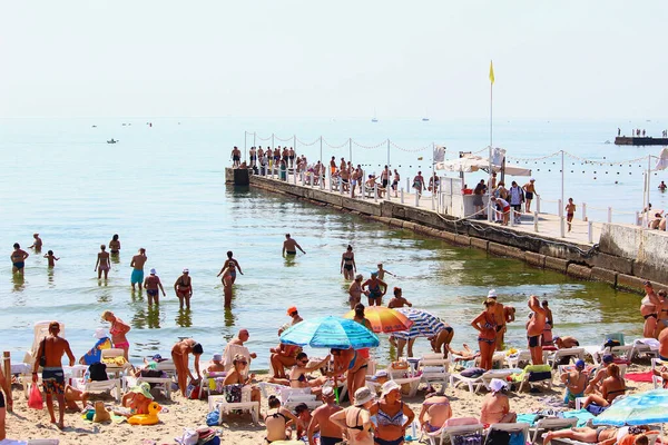 Odessa Ucrânia Julho 2019 Pessoas Praia Cidade Tomar Banho Sol — Fotografia de Stock