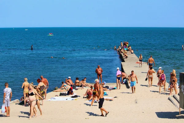 Odessa Ucrania Julio 2019 Gente Playa Ciudad Tomar Sol Medio — Foto de Stock