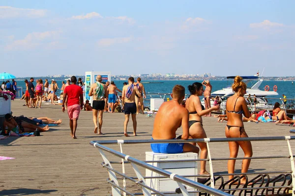 Odessa Ukrayna Temmuz 2019 Şehir Plajındaki Insanlar Turizm Sezonunun Ortasında — Stok fotoğraf