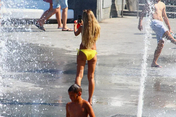 Odessa Ukraine Juillet 2019 Les Gens Sur Plage Ville Bronzer — Photo