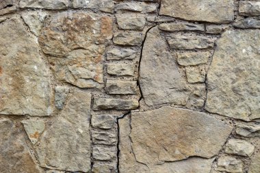 Evin duvarında geniş bir çatlak var.