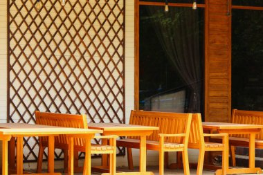 Turizm sezonunun en yoğun zamanında ziyaretçisi olmayan boş bir kafe. Covid-19 sonuçları