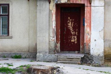Şehir caddesine bakan verandalı eski bir evin kapısı. Arkaplan