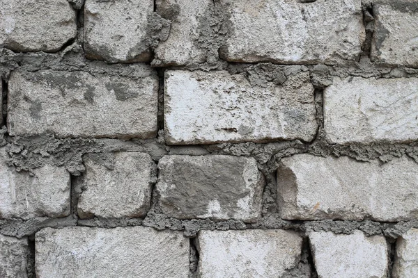 用石灰石砖做的旧的肮脏的墙 — 图库照片