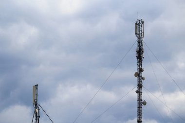 5G cep telefonu kulesi. Yüksek Hız Geniş bant. Kablosuz cep telefonu şebekesi. Sinyal verisi.