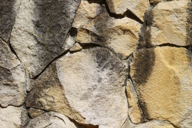 Vahşi taştan yapılmış güzel dekoratif duvar. Arkaplan