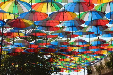 Çok renkli güzel şemsiyeler, yaz turizminin bir sembolü.