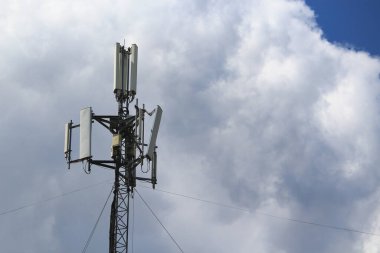 5G cep telefonu kulesi. Yüksek Hız Geniş bant. Kablosuz cep telefonu şebekesi. Sinyal verisi.