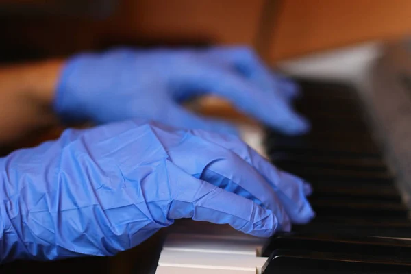 Músico Toca Con Guantes Instrumento Musical Estudio Audio Vida Pianista —  Fotos de Stock