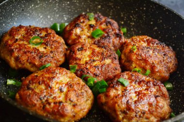 Siyah beton masa arkaplanındaki köfteler..