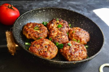 Siyah beton masa arkaplanındaki köfteler..
