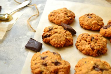 Çikolatalı yulaflı kurabiye. Hafif arkaplanda çerezler
