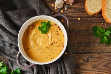 Ahşap arka planda bir kasede bezelye kremalı çorba. Bezelye püresi ve lapa..