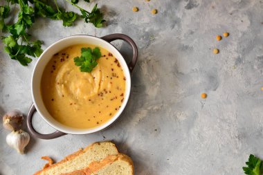 Kavanozda bezelye kremalı çorba. Bezelye püresi ve lapa. Üst Manzara. Ekmek ve çorba.