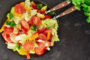 Bahar sebze salatası. Koyu arkaplan, üst görünüm.