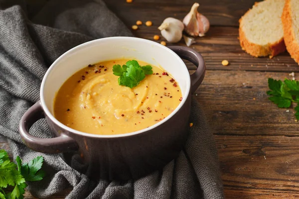 豌豆奶油汤放在木制底座的碗里 豌豆泥和粥 — 图库照片