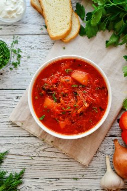 Kırmızı domates çorbası. Ukrayna ve Rus borsch 'u. Beyaz bir kasede pancar çorbası