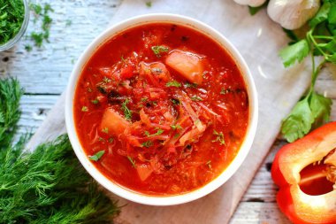 Kırmızı domates çorbası. Ukrayna ve Rus borsch 'u. Beyaz bir kasede pancar çorbası