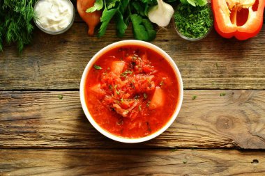 Ukrayna mutfağı ve Rus mutfağı, kırmızı borç. Domates çorbası. Domatesli sebze çorbası, dolmalık biber, maydanoz, soğan, patates, havuç, lahana ve pancar..