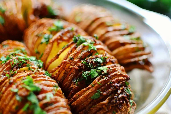 Sült Krumpli Harmonika Sütőben Burgonya Fából Készült Háttérrel Hasselback Burgonya — Stock Fotó