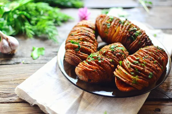 Sült Krumpli Harmonika Sütőben Burgonya Fából Készült Háttérrel Hasselback Burgonya — Stock Fotó