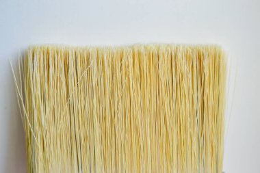 Boya fırçası. Beyaz arkaplan, üst görünüm, izole edilmiş, metin için yer. Onarım ve yaratıcılık.