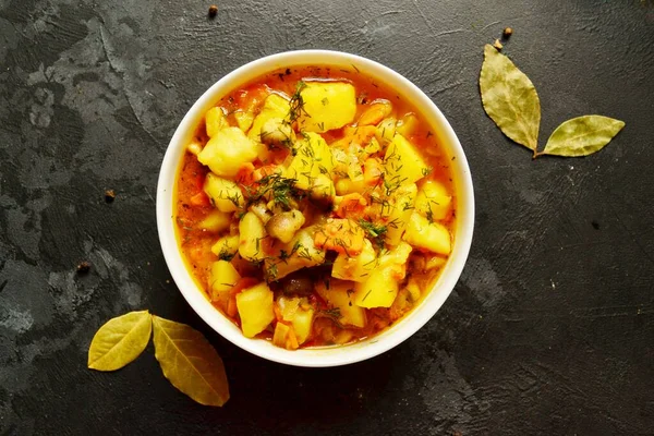 그릇에 스튜는 어두운 배경에 식물성 건강식이야 수프요 감자와 당근으로 맛있는 — 스톡 사진