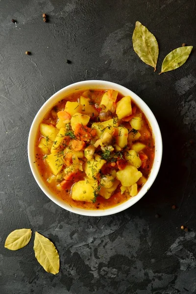 그릇에 스튜는 어두운 배경에 식물성 건강식이야 수프요 감자와 당근으로 맛있는 — 스톡 사진