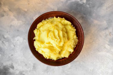 Kasede patates püresi. Açık arkaplan, üst görünüm, metin için yer. Lezzetli ve sağlıklı vejetaryen yemekleri