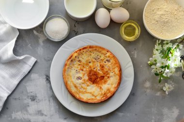 Böğürtlenli ev yapımı krep, kirazlı krep. Hafif beton arka plan. Üst Manzara. Lezzetli tatlı kahvaltı. Geleneksel İngilizce ve Fransız krepleri.
