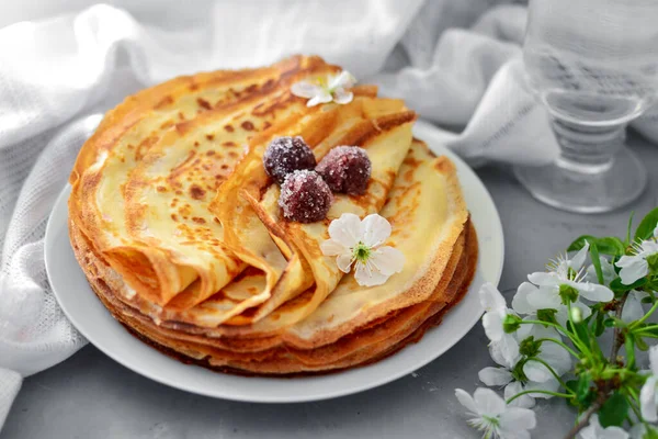 Crêpes Maison Minces Fond Clair Beau Délicieux Petit Déjeuner Maison — Photo