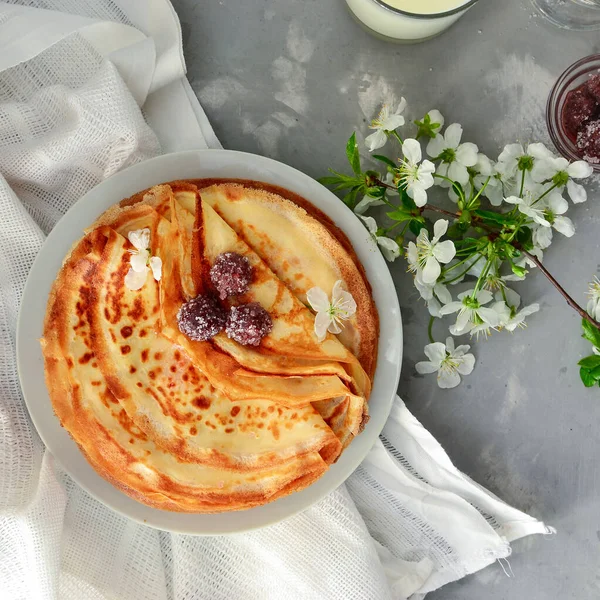 Dünne Hausgemachte Pfannkuchen Mit Beeren Pfannkuchen Mit Kirschen Leichter Betonhintergrund — Stockfoto