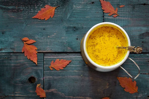 Goldene Milch Einer Weißen Tasse Holzfarbe Blauer Hintergrund Der Herbst — Stockfoto